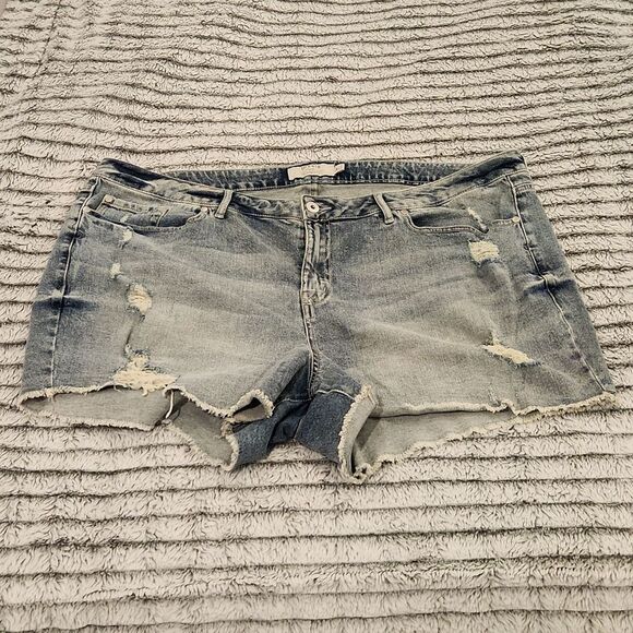 Light wash, stonewash high waist distressed Torrid jean shorts size 24. - Picture 1 of 10